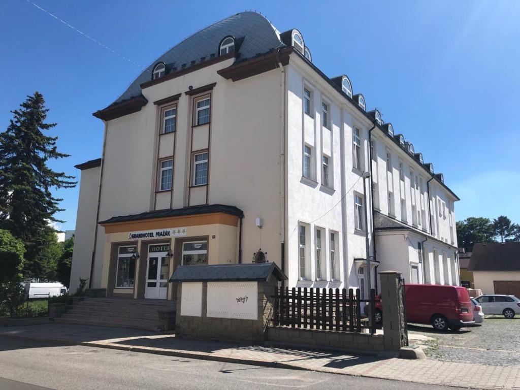Grandhotel Nový Bor エクステリア 写真